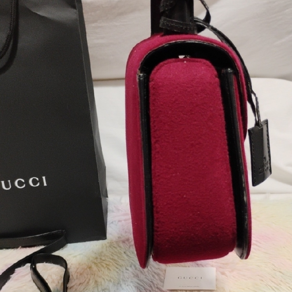 Authentic Gucci Red Wool Shoulder Bag W Twist  Lock Flap Closure - Picture 5 of 16